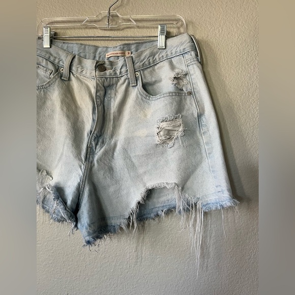 Levi’s Light Wash High Waisted Mom Distressed Jean Shorts Women’s Size 31/12 - Picture 5 of 14